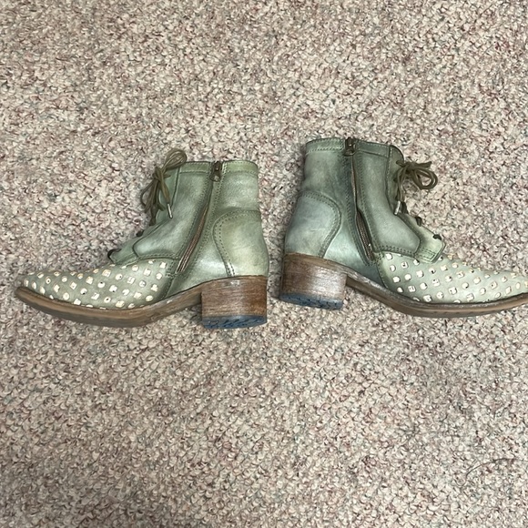 Felmini short heeled lazer cut out boots in light green/cream - Picture 7 of 12